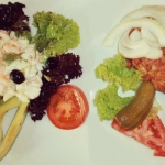 Avocado mit Dillrahmsauce und Shrimps garniert und Beefsteak-Tartare im Restaurant Hotwagner