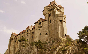 Die Burg Liechtenstein ist vom Hotel Restaurant Hotwagner über einen Fußweg von ca. 5 min zu erreichen.
