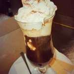 Wiener-Eiskaffee mit Schlagobershaube mit Schlagobershaube im Restaurant Hotwagner