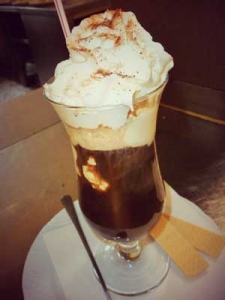 Wiener-Eiskaffee mit Schlagobershaube mit Schlagobershaube im Restaurant Hotwagner