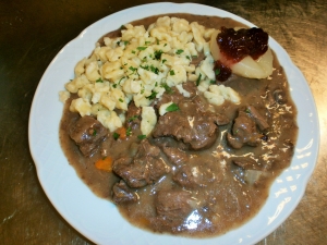 Wildwochen im Restaurant Hotwagner - Hirschragout mit Nockerl und Preiselbeeren